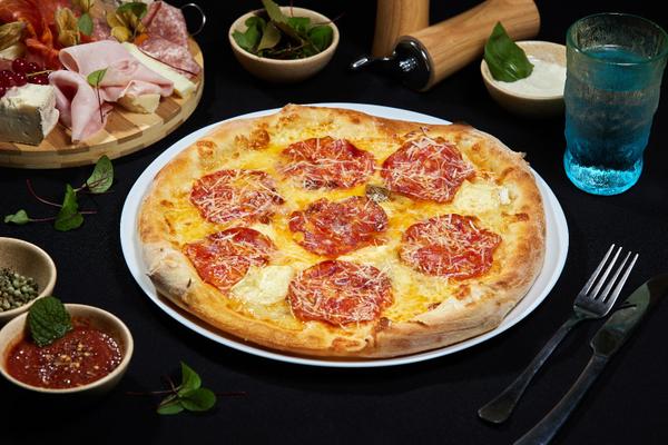 Pizza Cinque Formaggi e Ventricina Picante